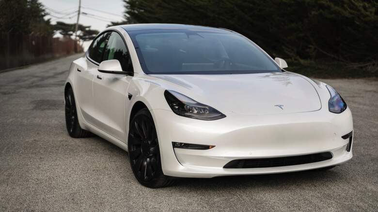 Model Performance druhej generácie má výkon 190 kW a zrýchlenie 0–100 km/h za 3,1 sekundy. Adaptívne tlmiče, kované 20" kolesá Warp a športové ventilované sedadlá sú čerešnička na torte.