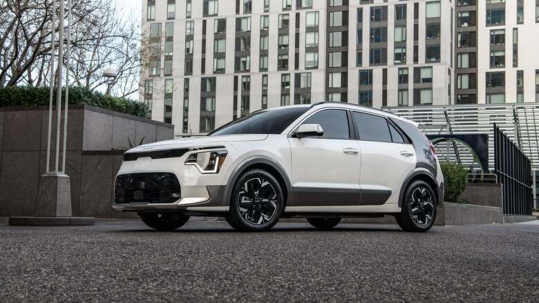A Niro Electric töltőportja szokatlan módon az elülső hűtőmaszk közepén található. Gyorstöltőn (DC) az autó 10%-ról 80%-ra körülbelül 45 perc alatt tölthető fel. Forrás: www.kiamedia.com