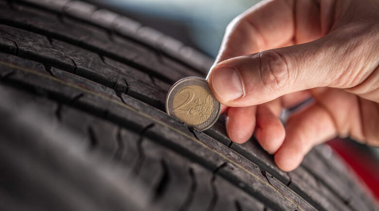 Pro orientační změření hloubky dezénu můžete použít i eurové mince. Zlatý vnější okraj jednoeurovky je široký přibližně 3 mm, u dvoueurovky má okraj přibližně 4 mm.
