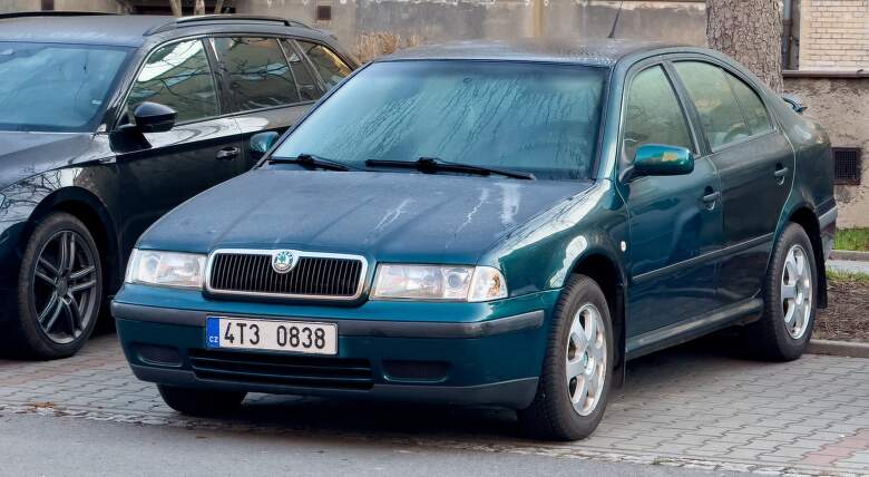 Škoda Octavia 1. generácie sa od tých nasledujúcich výrazne líšila. Používala totiž inú konštrukciu, s čím sa spája aj iná rozteč kolies.