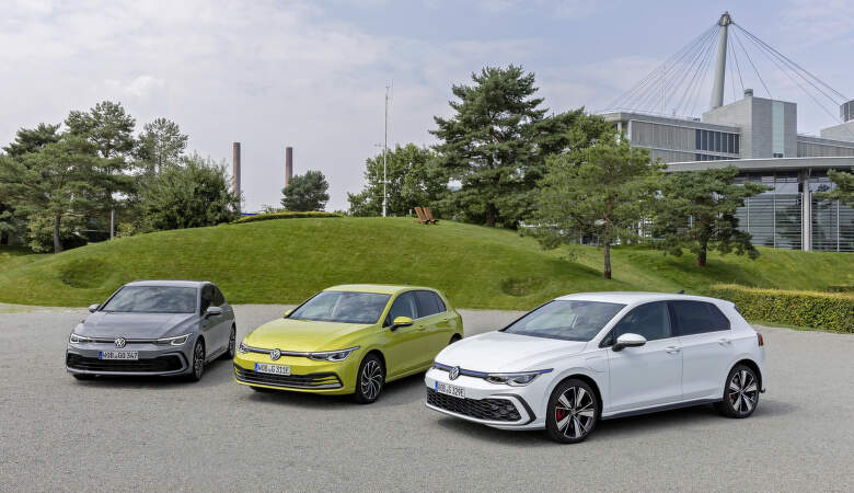 Volkswagen Golf VIII három kivitelben: eTSI (mild-hibrid), eHybrid (plug-in) és GTE (plug-in, 245 kW teljesítménnyel). Forrás: volkswagen-newsroom.com