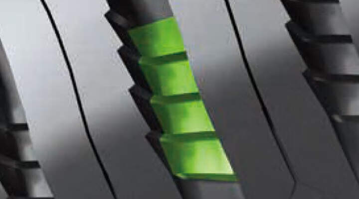 Vroubkovaná konstrukce hran drážek zlepšuje ovladatelnost auta na sněhu.