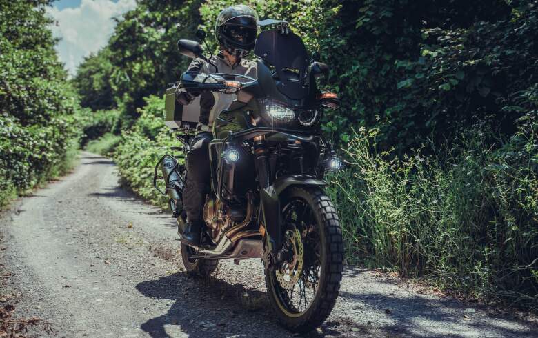 A túra enduro abroncsoknak az autópályán kívül a rosszabb minőségű utakkal és a könnyű tereppel is meg kell birkózniuk.