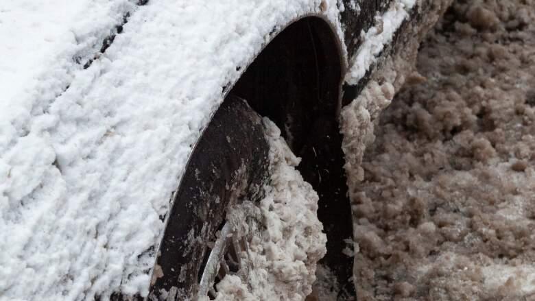 Jedna fotka hovorí za všetko – zima je pre alu kolesá záťažovou skúškou.