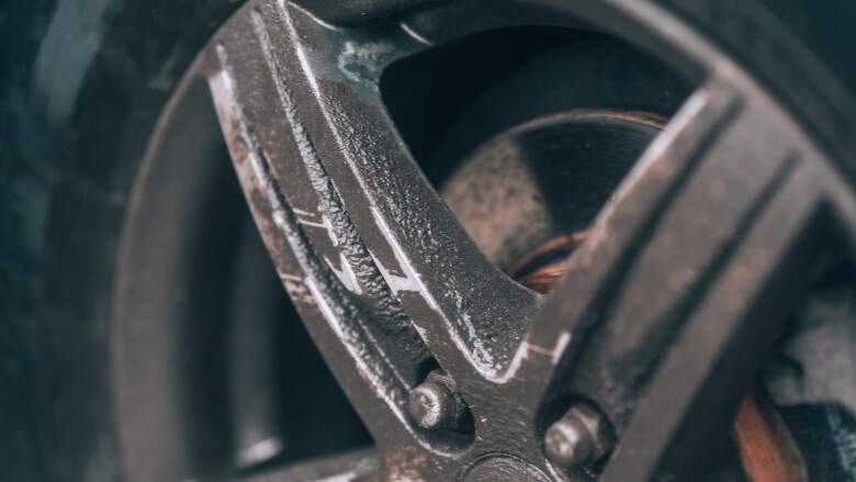 Ak alu kolesá pred uskladnením neumyjete, chemikálie a soli ich budú po celý čas rozleptávať.