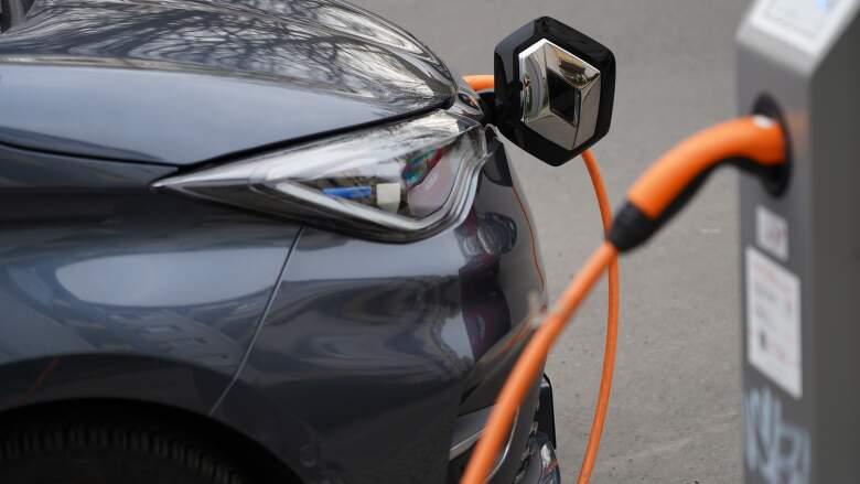 Facelift Renault Zoe z roku 2019 priniesol nový interiér, batériu 52 kWh a voliteľné rýchlonabíjanie DC. Spoznáte ho aj podľa inak tvarovanej prednej časti.
