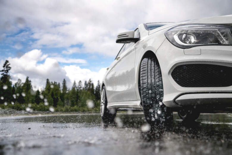 Súboj celoročných a letných pneumatík Michelin v rozmere 225/40 R18 odhalí, ktorá prémiovka ponúkne najlepší výkon na ceste.Zdroj: Tyrereviews.com