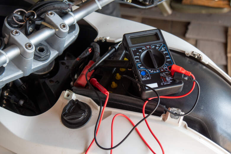 Předtím, než se pustíte do čehokoli dalšího, zkontrolujte stav baterie motorky voltmetrem.