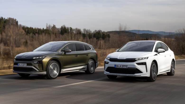 Škoda Enyaq v klasickej verzii s mierne väčším kufrom (vľavo) a Coupe rade (vpravo). Zdroj: www.skoda-storyboard.com