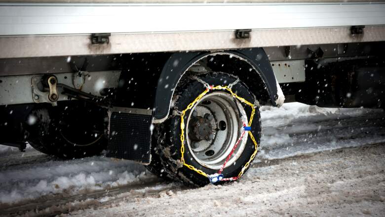 Snehové reťaze sú u nákladných áut zaujímavá téma. Niektoré štáty totiž priamo vyžadujú ich prítomnosť v kabíne.