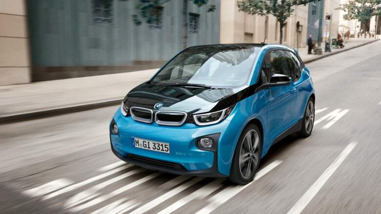 A BMW i3 volt az első sorozatgyártású autó, amelynek karosszériája nagyrészt szénszálas kompozitból (CFRP) készült. Ezt az anyagot a Washington állambeli gyárban állítják elő, és Bajorországban dolgozzák fel. Forrás: bmwgroup.com