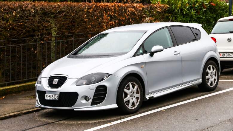 Zaujímavosťou druhej generácie Seat Leon boli skryté kľučky zadných dverí, aby auto pôsobilo ako športové trojdverové kupé. Zmenil sa aj rozstup kolies na 5×112.