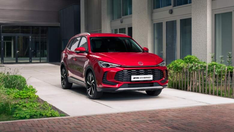 MG ZS Hybrid+ kombinuje atmosférický benzinový motor 1.5 s elektromotorem na systémový výkon 145 kW, takže ujede krátké úseky čistě na elektřinu. Zdroj: media.mgmotor-czech.cz