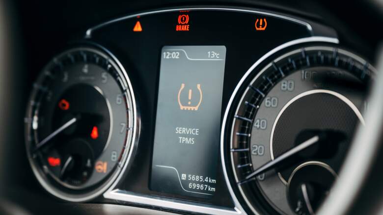 Kontrolka TPMS – prierez pneumatikou s výkričníkom. Keď sa rozsvieti, čo najskôr skontrolujte tlak vo všetkých kolesách.