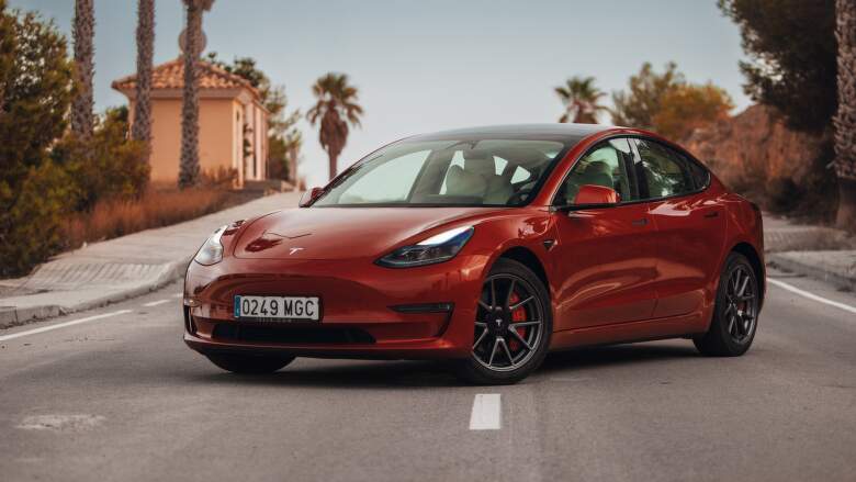 Model 3 druhej generácie má koeficient odporu vzduchu Cd = 0,219 – najnižšiu hodnotu zo všetkých vozov, ktoré Tesla kedy vyrobila. V praxi to znamená vyšší dojazd a nižšiu spotrebu.