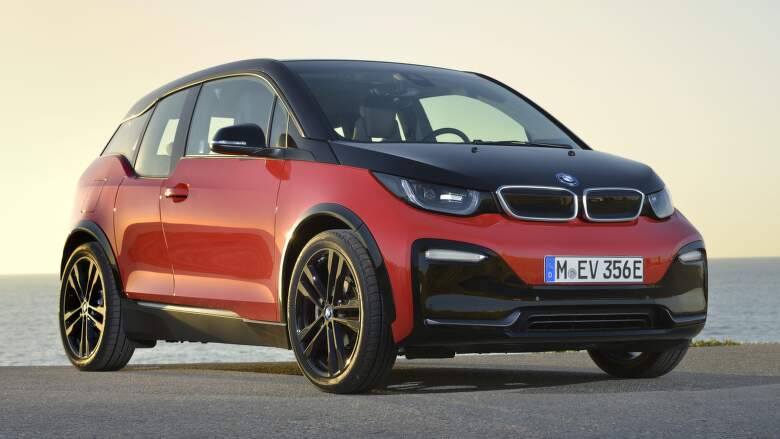 Az egyedi, magas profilú keskeny kerekek ikonikusak a BMW i3 esetében. Az autó emellett eltérő méretet is használhat a hátsó és az első tengelyen. Forrás: bmwgroup.com