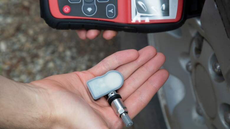 TPMS senzor pred montážou – elektronika s batériou, ktorá sa skryje vo vnútri ráfika.